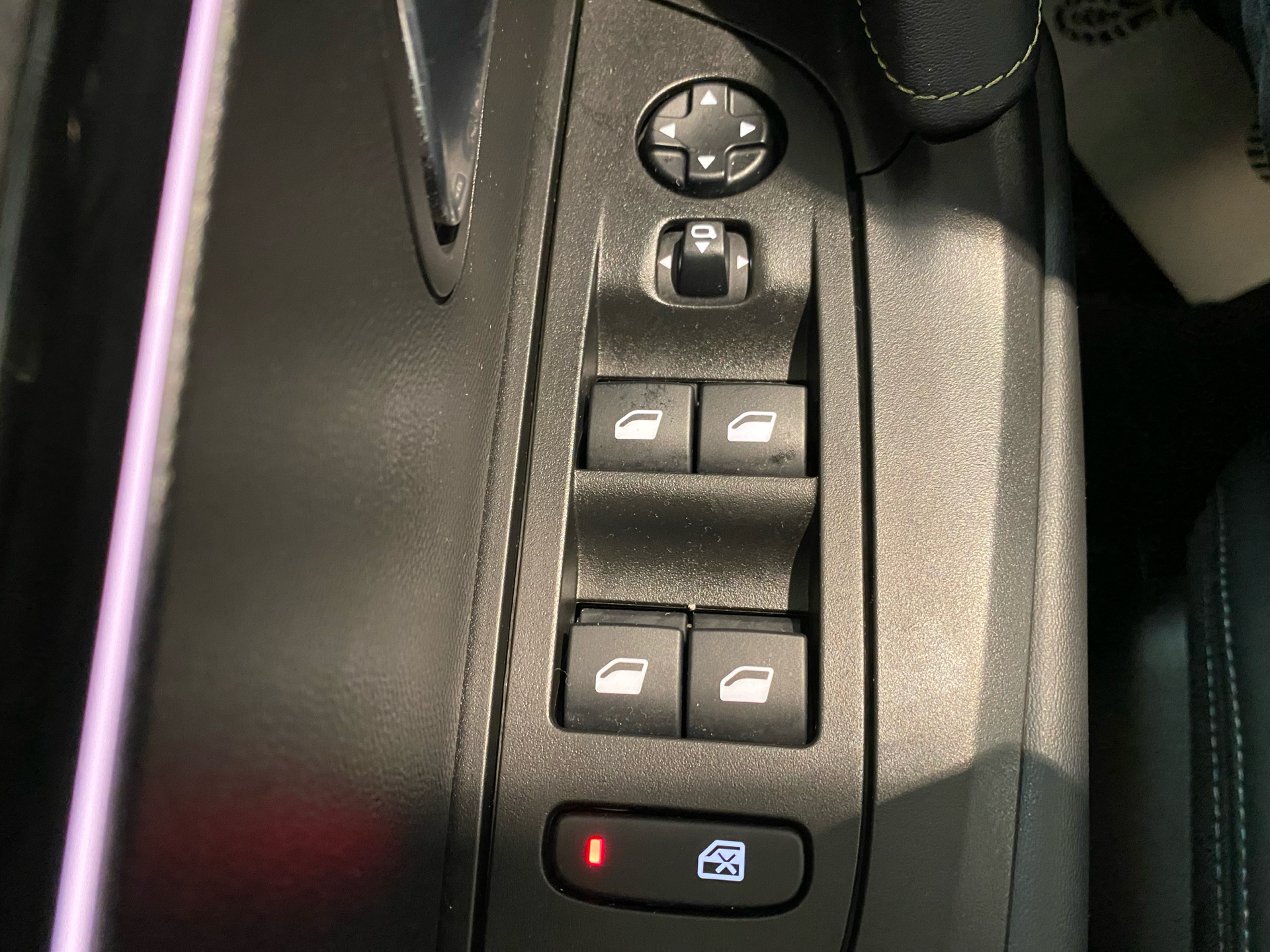 Grå Peugeot e-2008 fra 2022