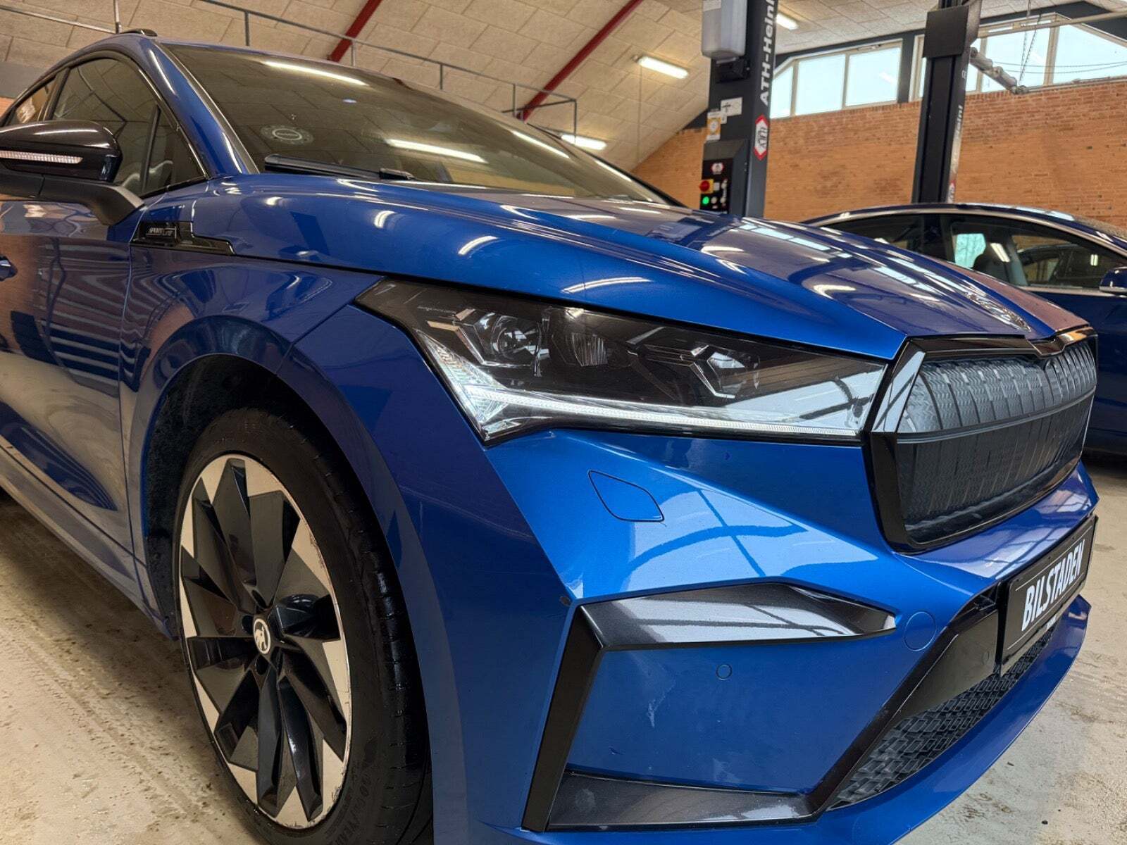 Blå Skoda Enyaq fra 2023