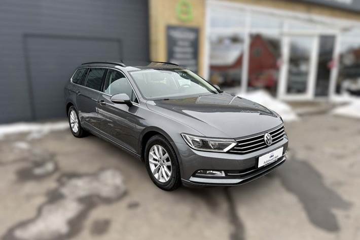 Grå VW Passat fra 2017 set udefra