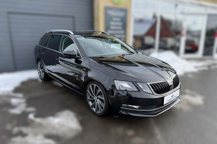 Sort Skoda Octavia fra 2019 set udefra