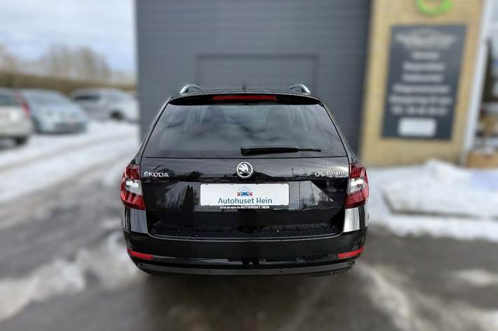 Sort Skoda Octavia fra 2019