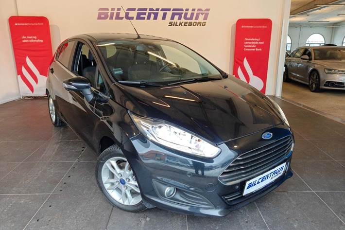 Sort Ford Fiesta fra 2015 set udefra