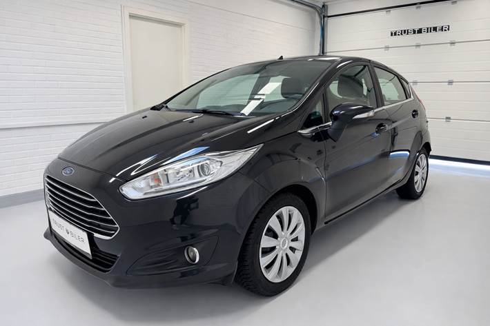 Sort Ford Fiesta fra 2016 set udefra
