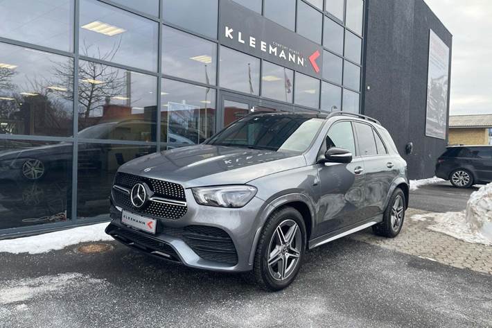 Grå Mercedes GLE350 de fra 2021 set udefra