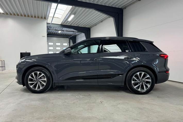 Grå Audi Q6 e-tron fra 2025