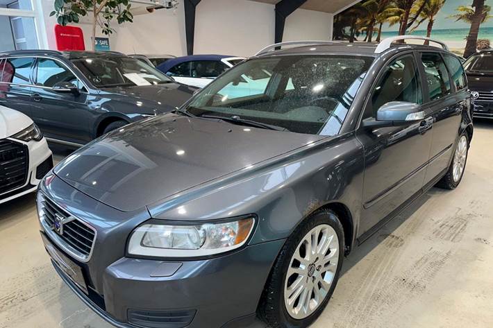 Grå Volvo V50 fra 2008 set udefra
