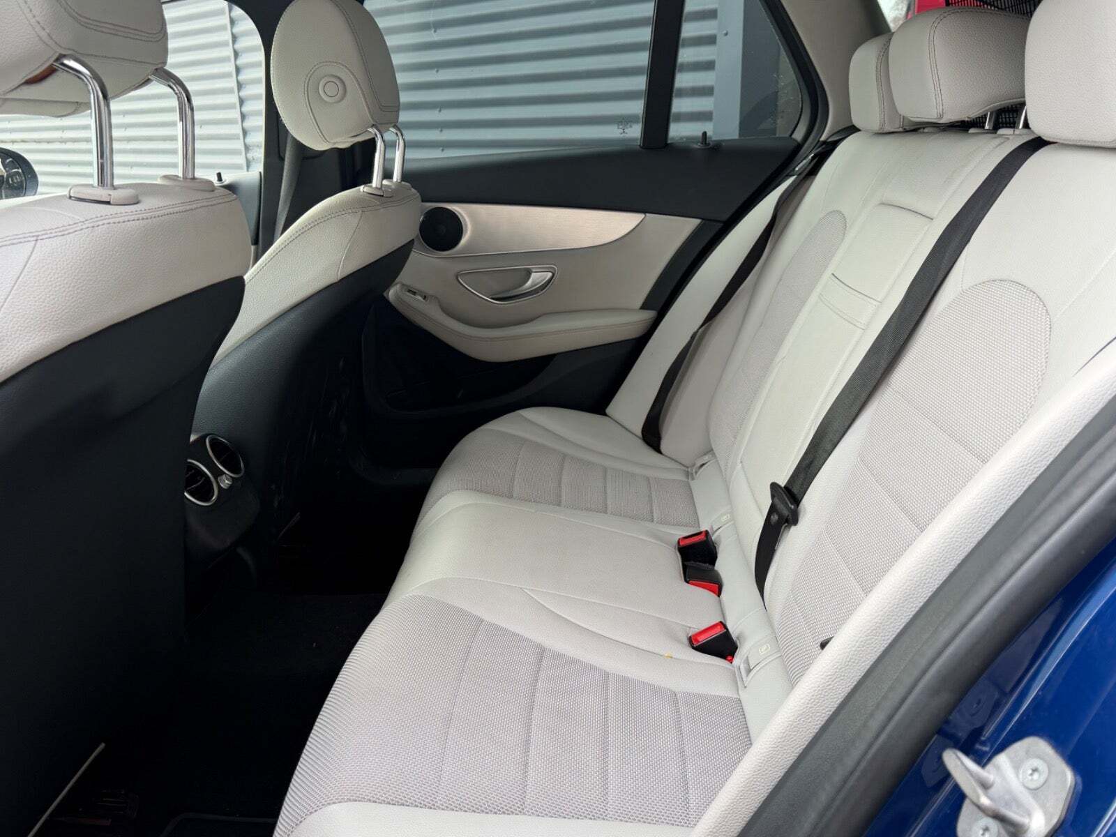 Blå Mercedes C220 d fra 2017