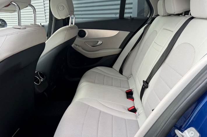 Blå Mercedes C220 d fra 2017