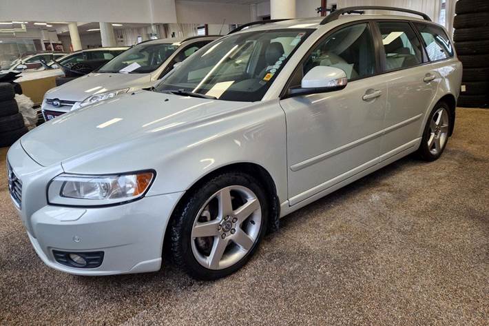 Sølv Volvo V50 fra 2011 set udefra