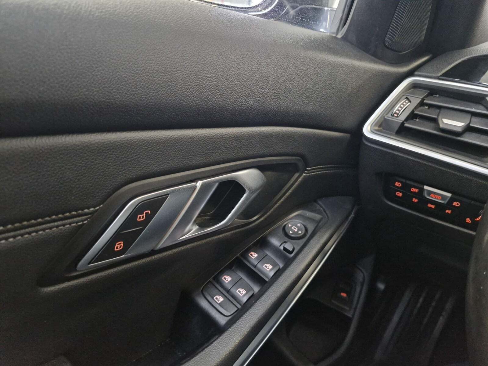 Sort BMW 330i fra 2020