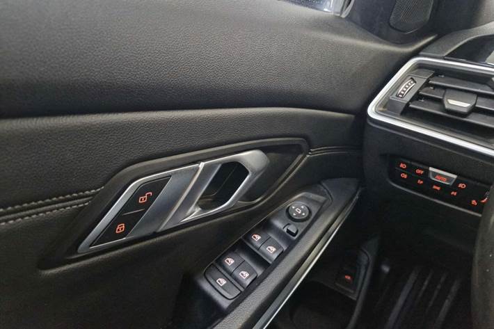 Sort BMW 330i fra 2020