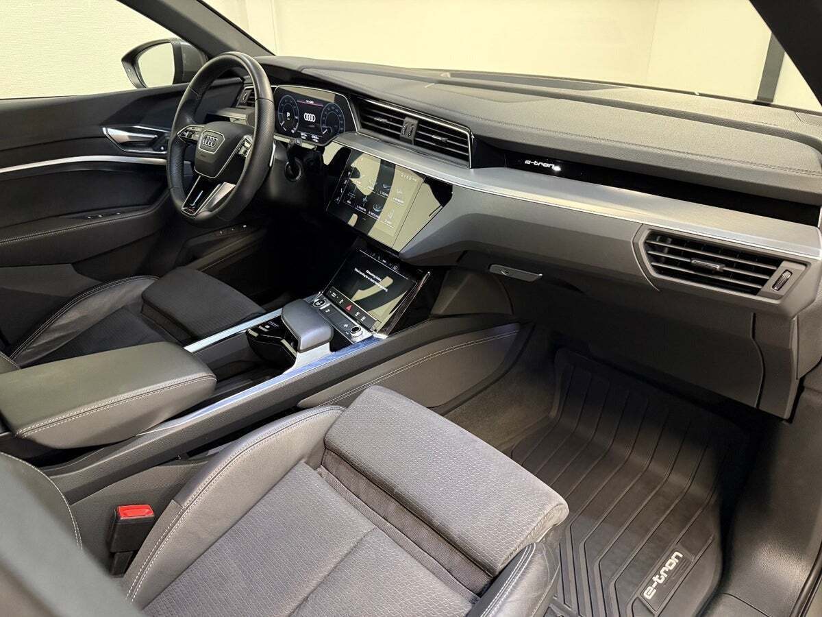 Grå Audi Q8 e-tron fra 2023