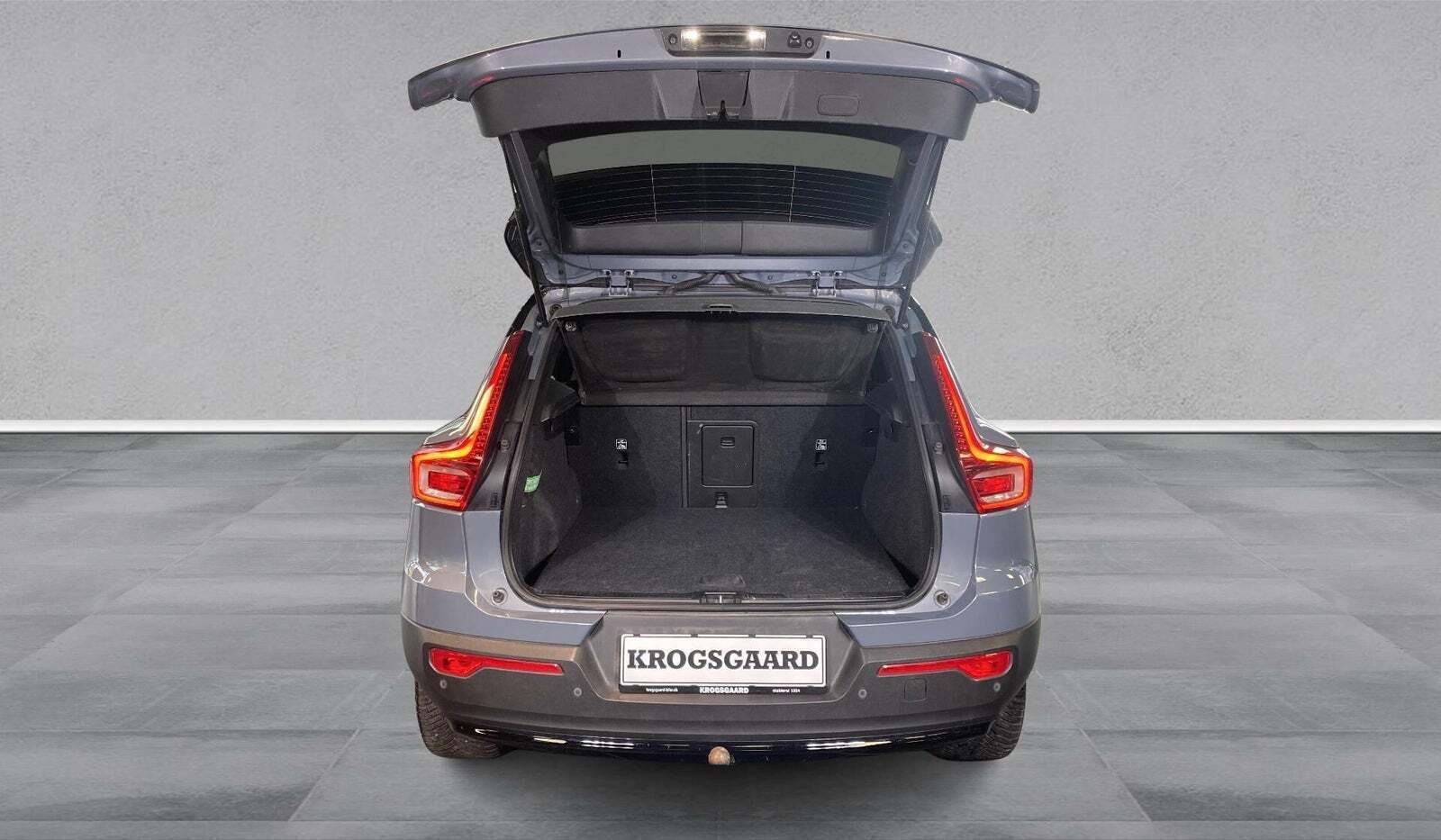 Grå Volvo XC40 fra 2023