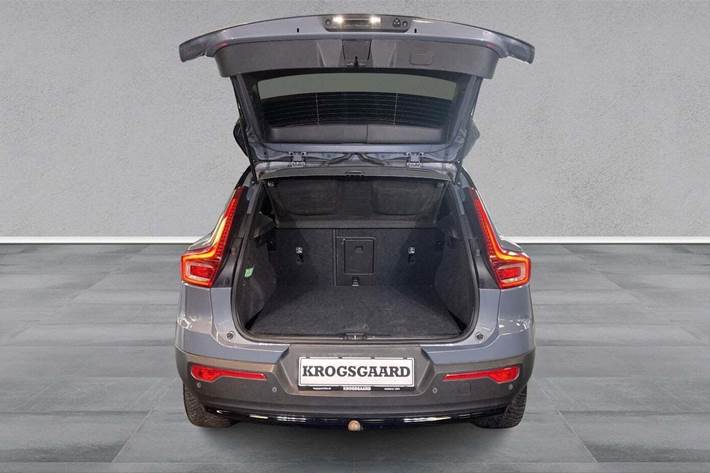 Grå Volvo XC40 fra 2023