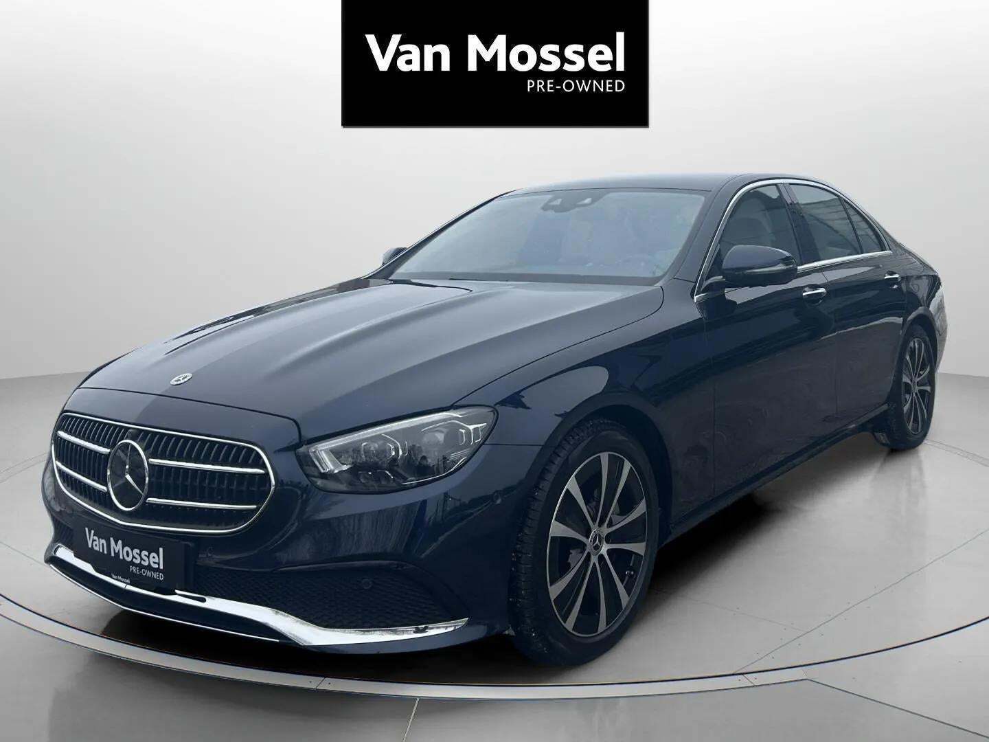 Blå Mercedes E300 e fra 2021