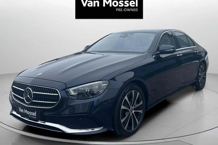 Blå Mercedes E300 e fra 2021 set udefra