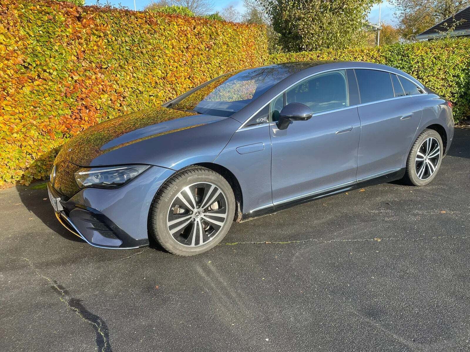 Blå Mercedes EQE350 fra 2024