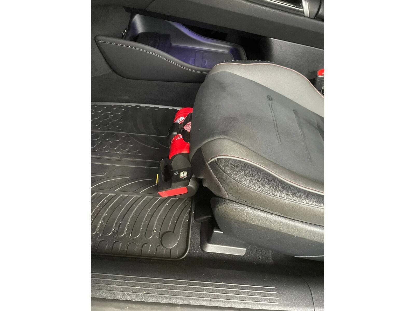 Blå Mercedes EQE350 fra 2024