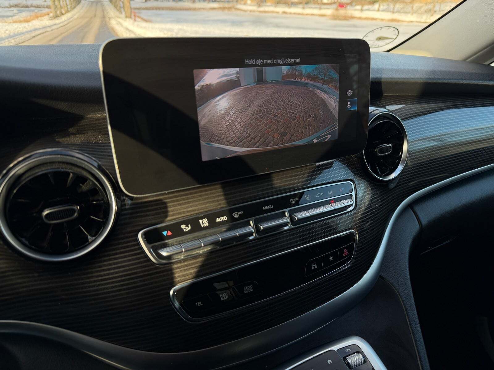 Grå Mercedes EQV300 fra 2021