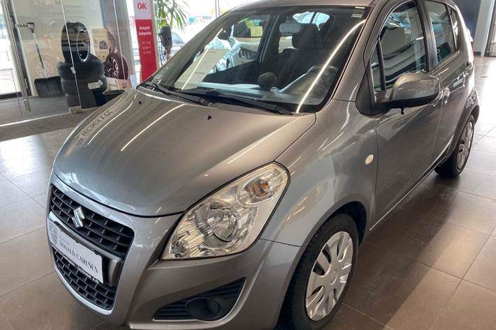 Sølv Suzuki Splash fra 2013 set udefra