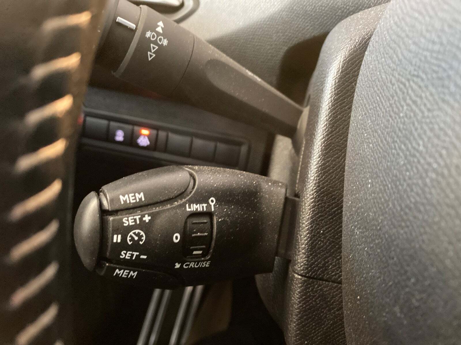 Rød Peugeot 308 fra 2020