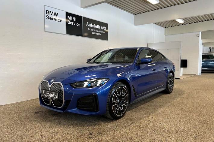 Blå BMW i4 fra 2025 set udefra