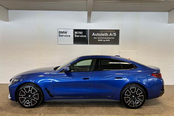 Blå BMW i4 fra 2025