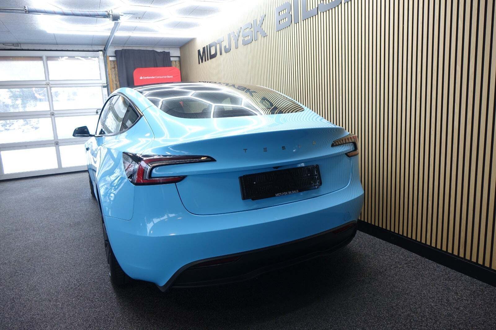 Blå Tesla Model 3 fra 2024