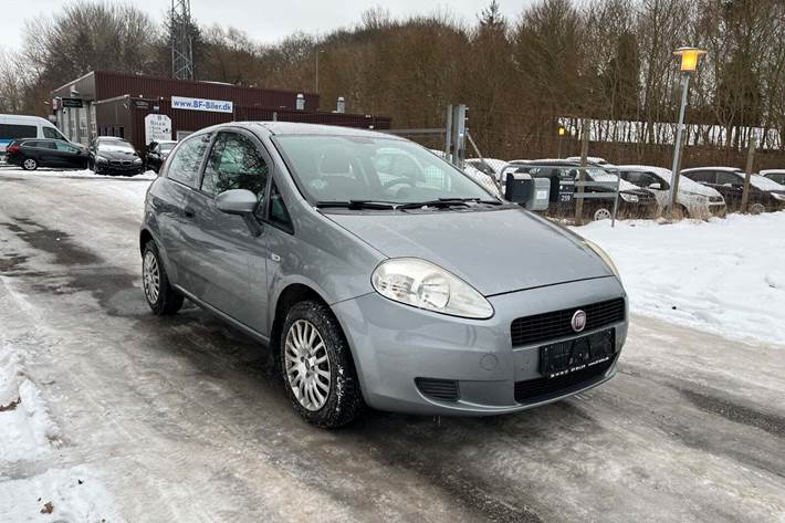 Blå Fiat Grande Punto fra 2011 set udefra