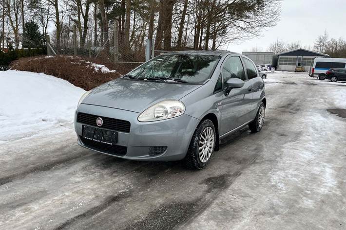Blå Fiat Grande Punto fra 2011 set udefra