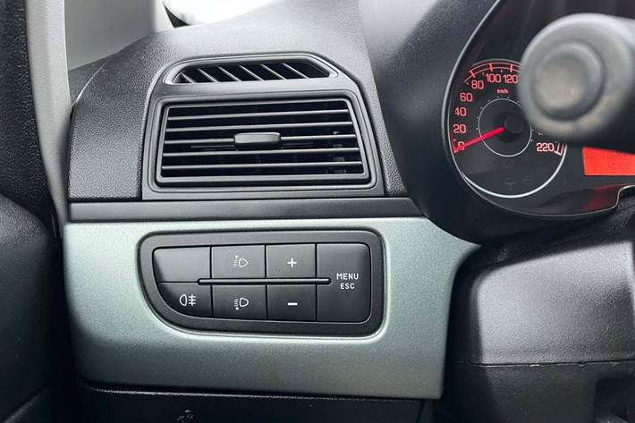 Blå Fiat Grande Punto fra 2011 set indefra