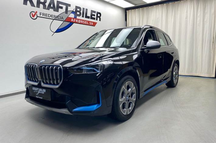 Sort BMW iX1 fra 2023 set udefra