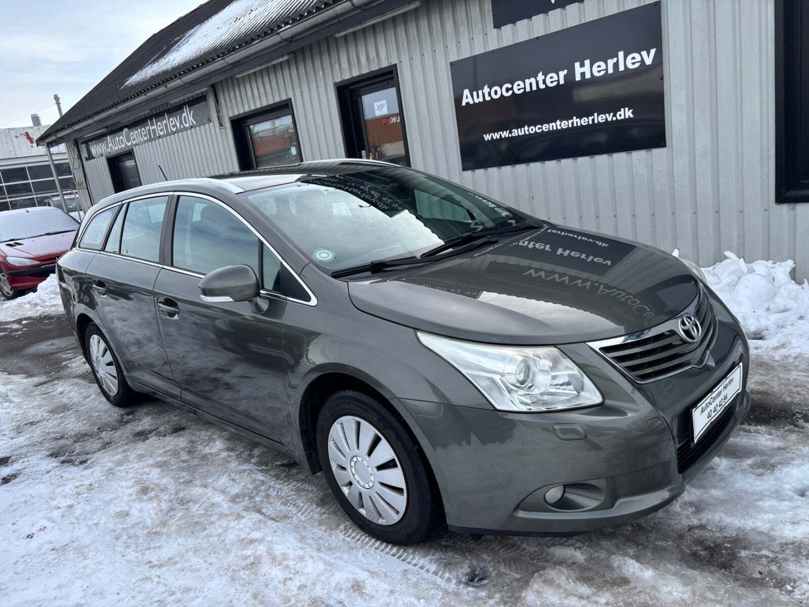 Grå Toyota Avensis fra 2010