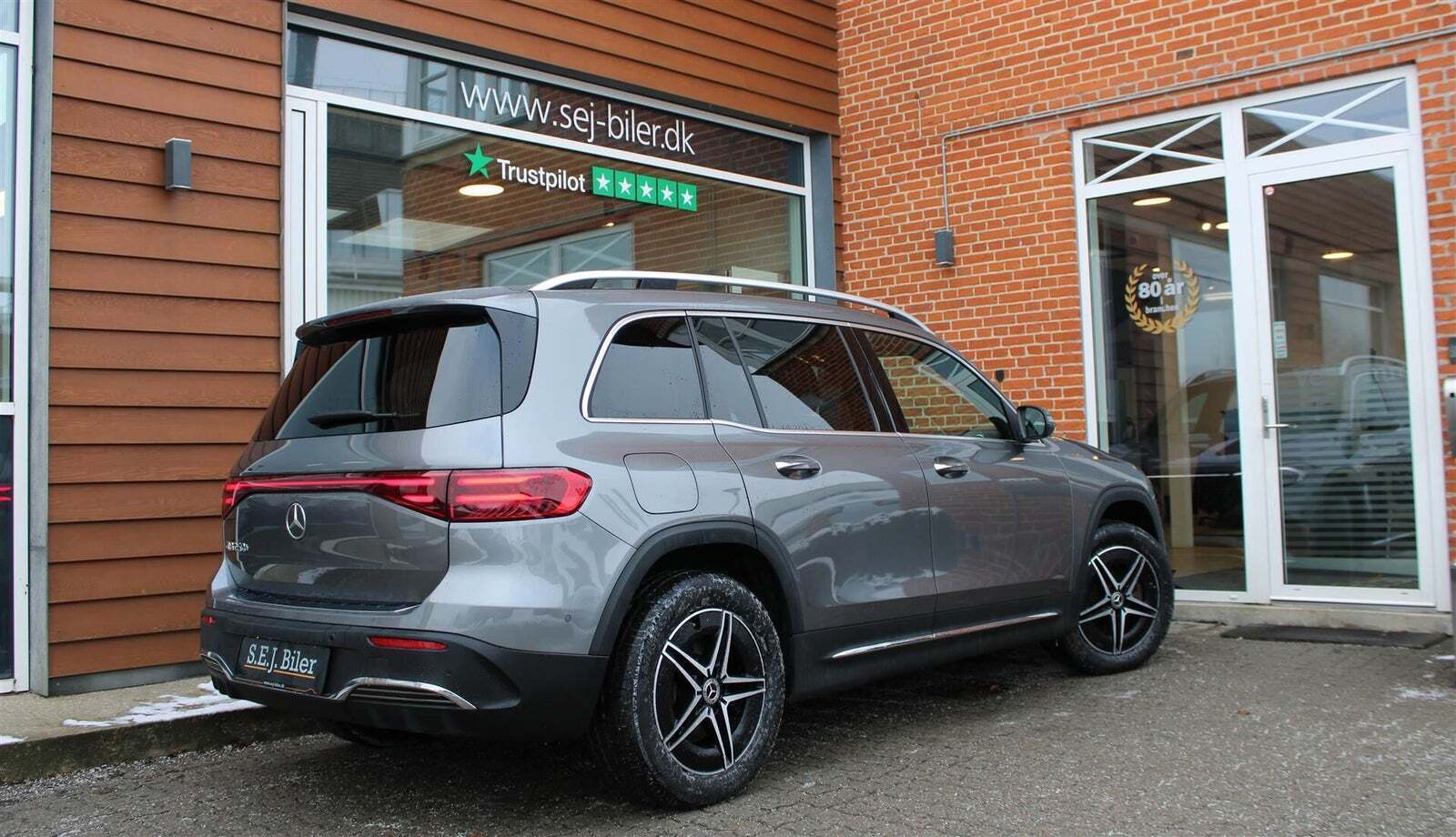 Grå Mercedes EQB250+ fra 2024