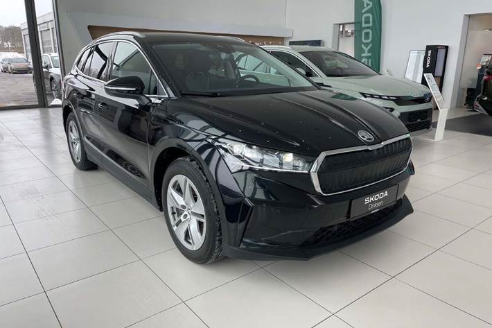 Sort Skoda Enyaq fra 2024 set udefra