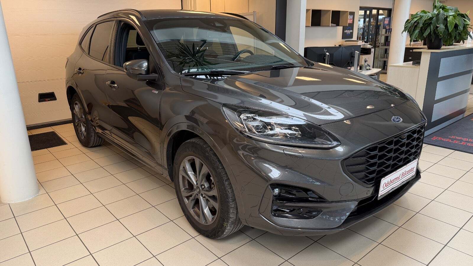 Grå Ford Kuga fra 2021