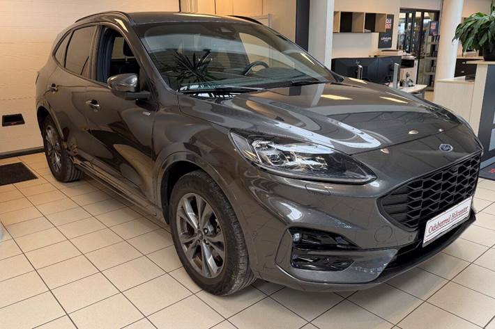 Grå Ford Kuga fra 2021 set udefra