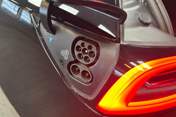 Sort Tesla Model 3 fra 2021