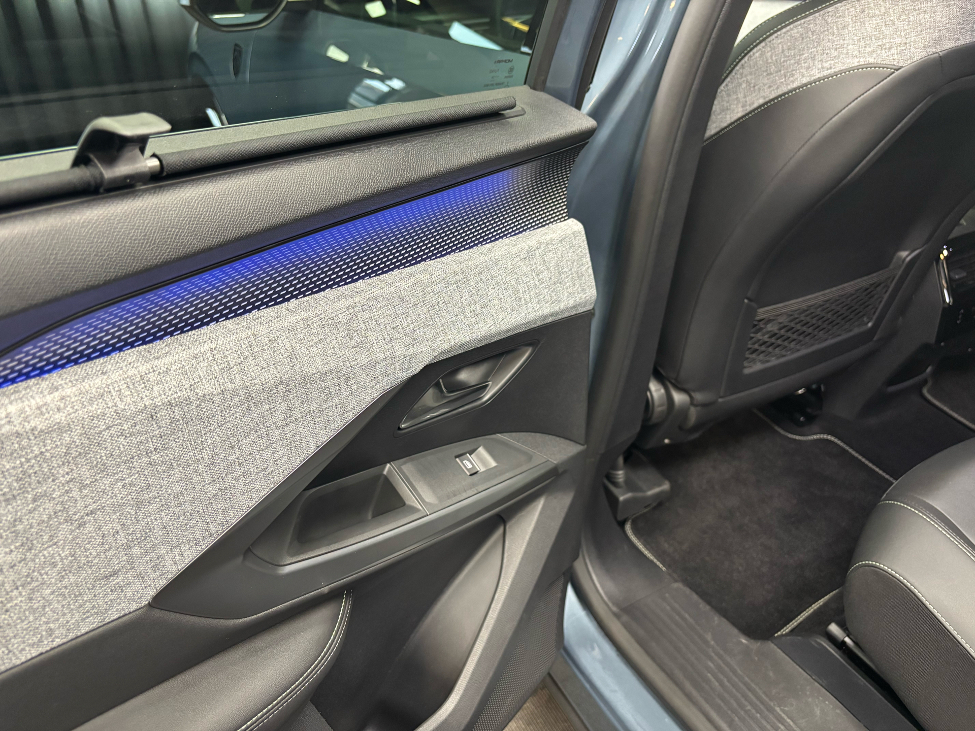 Blå Peugeot e-5008 fra 2024