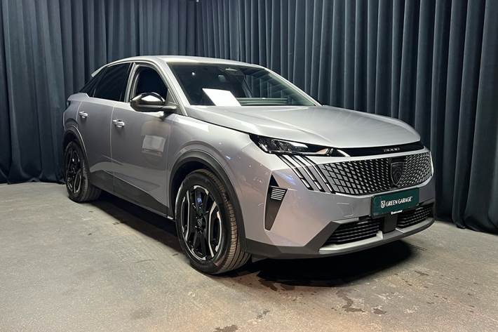 Grå Peugeot e-3008 fra 2024 set udefra