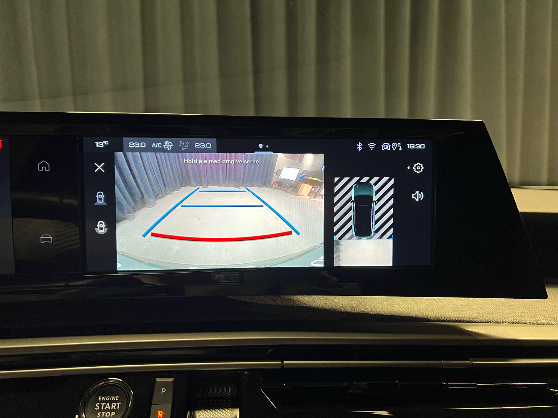 Grå Peugeot e-3008 fra 2024