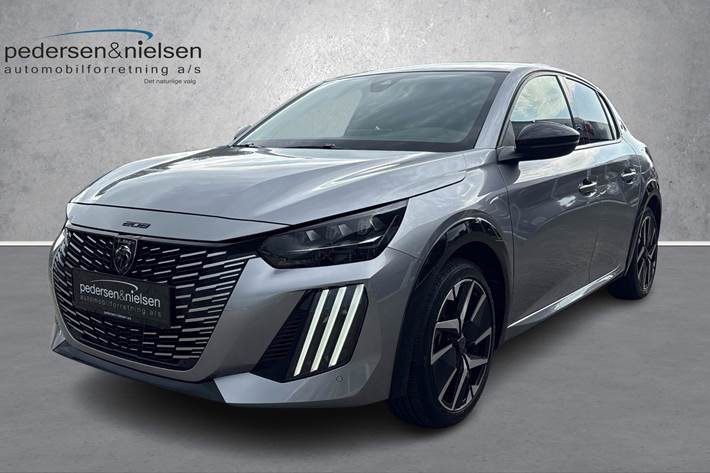 Sølv Peugeot e-208 fra 2024 set udefra