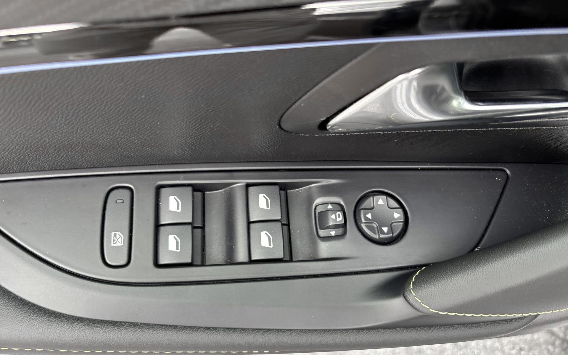 Sølv Peugeot e-208 fra 2024