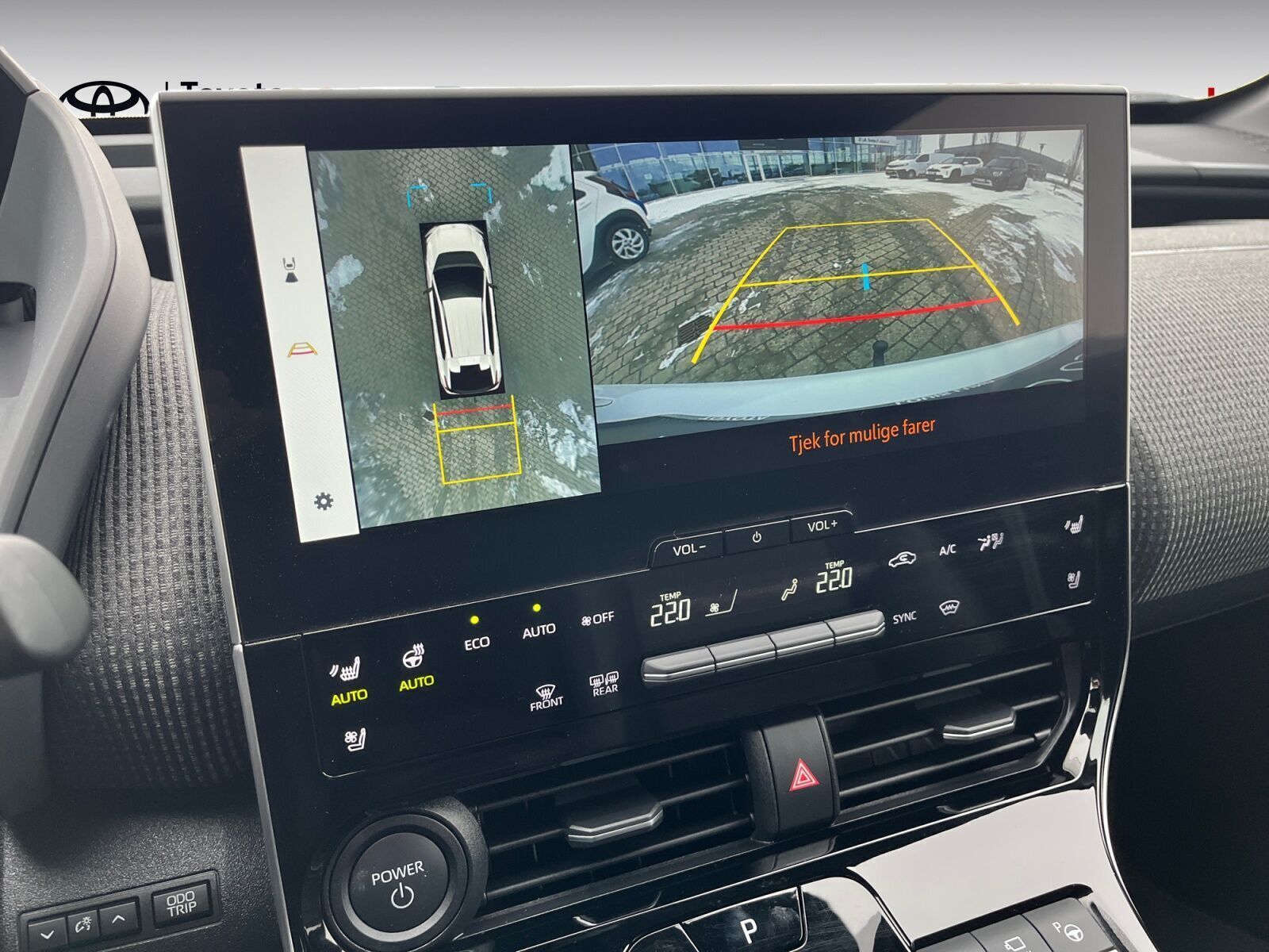 Hvid Toyota BZ4X fra 2025