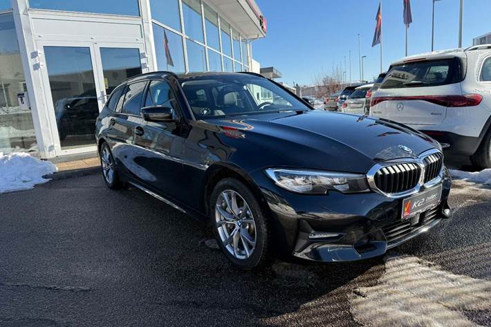 Sort BMW 330e fra 2021 set udefra
