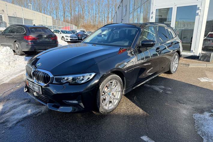Sort BMW 330e fra 2021