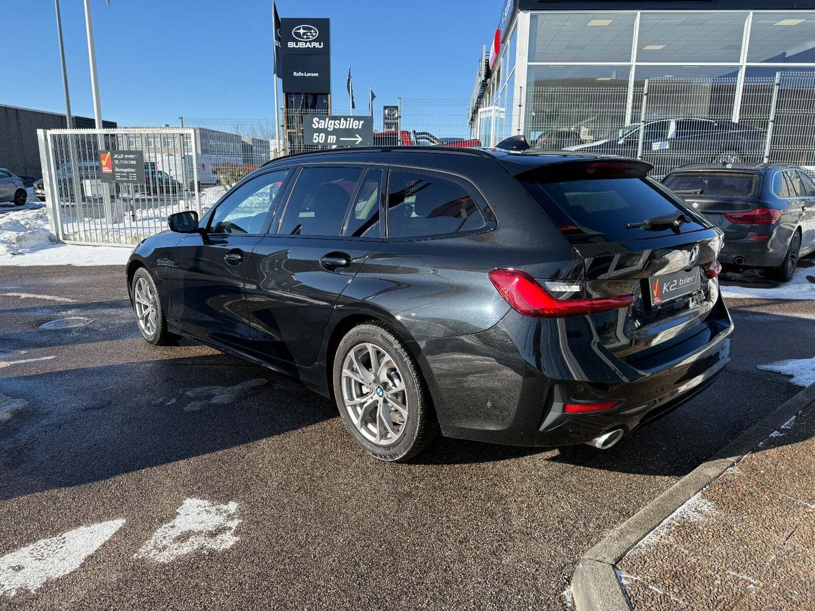 Sort BMW 330e fra 2021