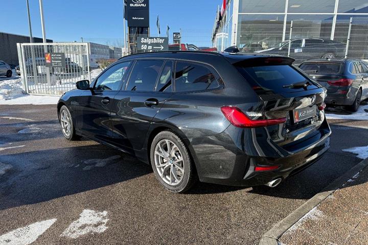 Sort BMW 330e fra 2021