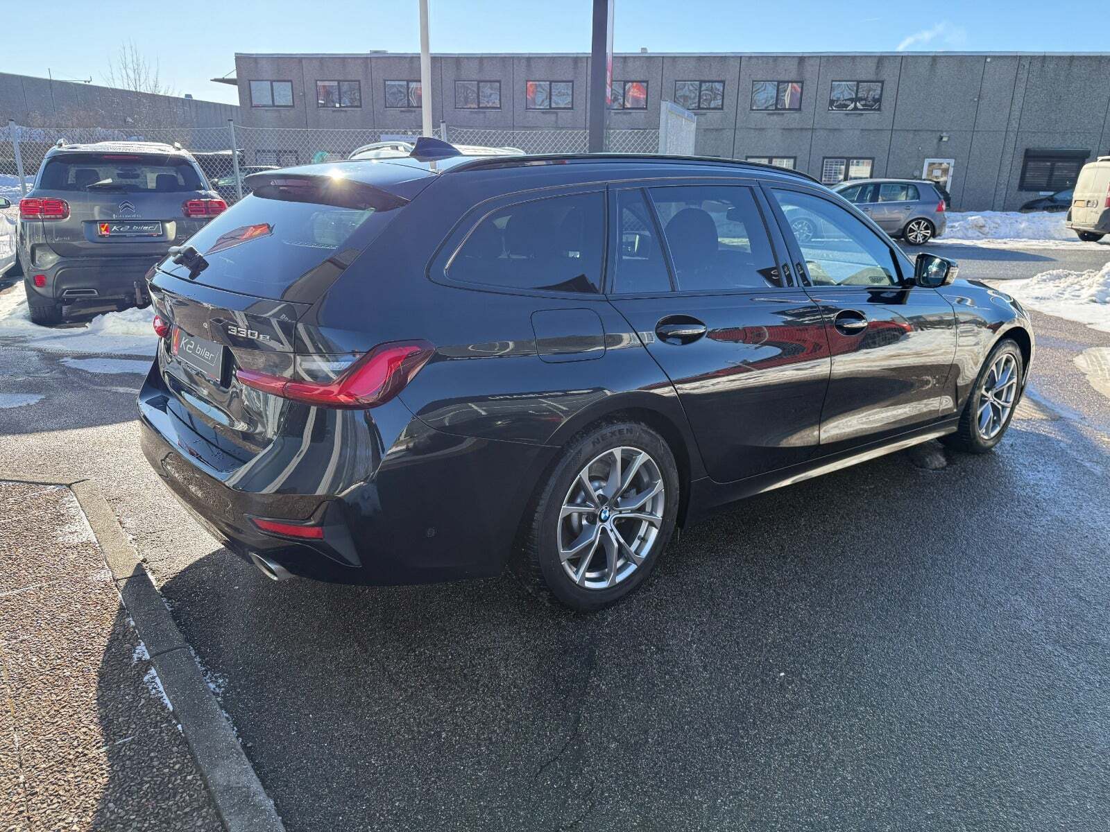 Sort BMW 330e fra 2021