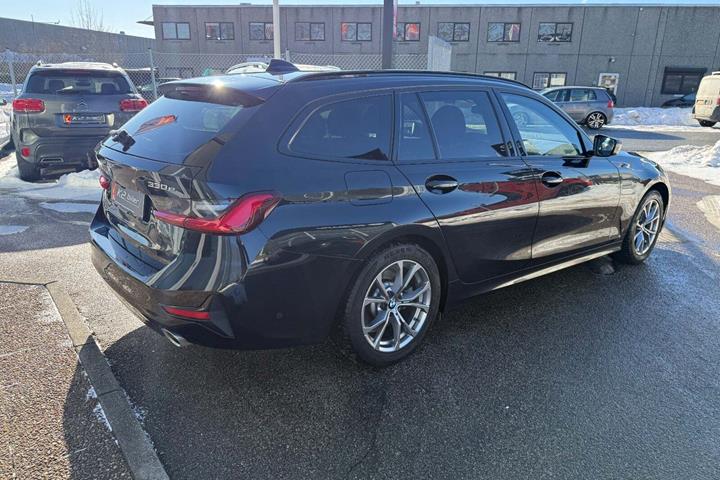 Sort BMW 330e fra 2021